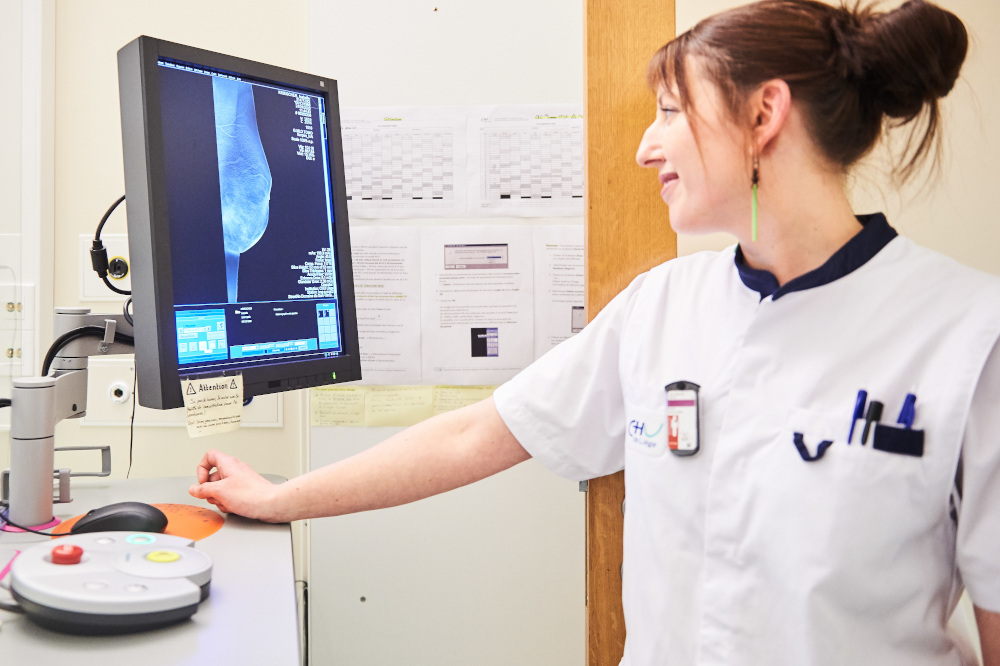 Eine Krankenschwester blickt auf einen Computerbildschirm