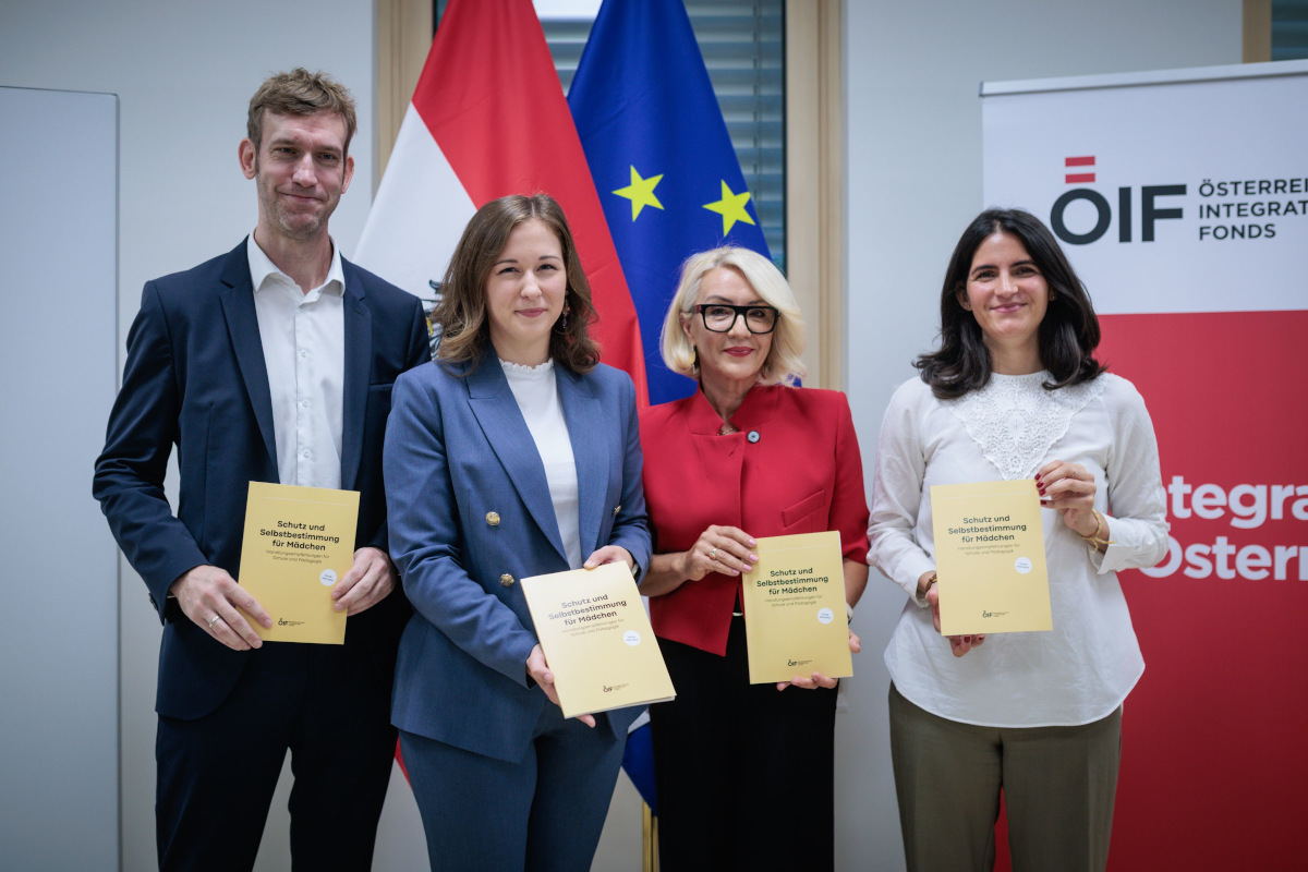 Claudia Bauer, Mario Bugl-Havlis, Sonia Koul und Emina Sarić präsentieren das Praxishandbuch anlässlich der Pressekonferenz.