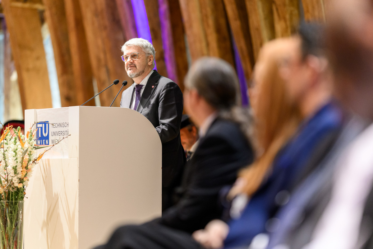 Peter Vorhofer am Rednerpult bei der Festrede in der Technischen Universität