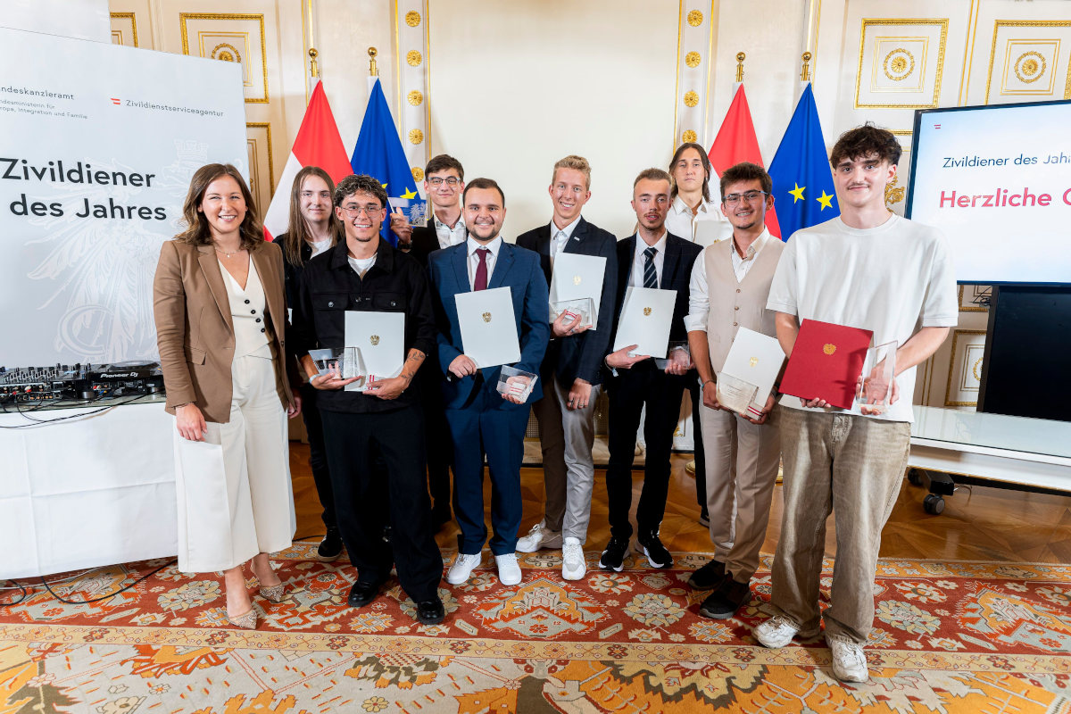 Bundesministerin Claudia Plakolm und die Zivildiener des Jahres 2025