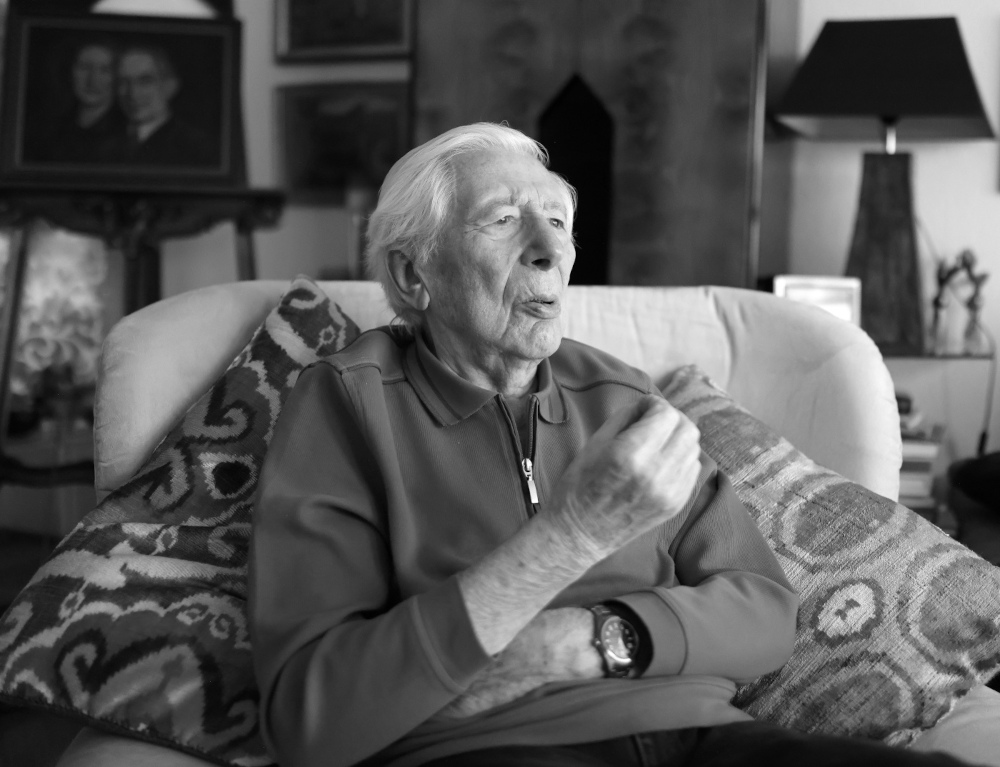 Kurt Rosenkranz erzählt seine Geschichte sitzend in seinem Wohnzimmer.