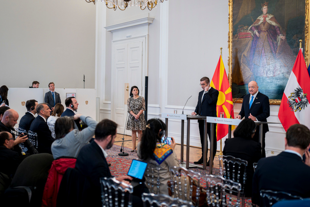 Bundeskanzler Christian Stocker und der Premierminister von Nordmadzedonien Hristijan Mickoski bei einer Pressekonferenz.