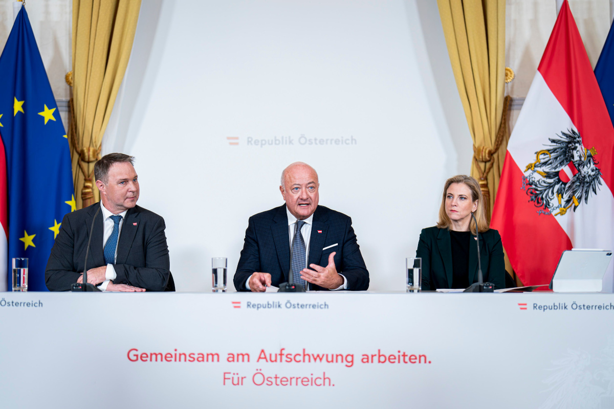 Bundeskanzler Christian Stocker, Vizekanzler Andreas Babler und Bundesministerin Beate Meinl-Reisinger beim Pressefoyer nach dem Ministerrat