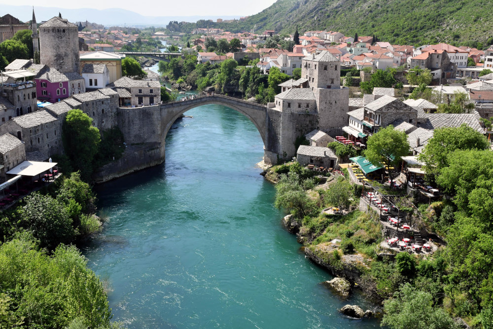 Alte Brücke in der historischen Altstadt von Mostar