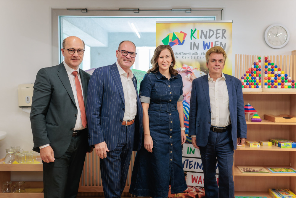 Gruppenfoto: Bundesministerin Claudia Bauer, Präsident des Österreichischen Gemeindebundes Johannes Pressl, Studienautor vom Österreichischen Institut für Familienforschung Markus Kaindl, Wirtschaftlicher Leiter und Geschäftsführer des Vereins KIWI Thomas-Peter Gerold-Siegl