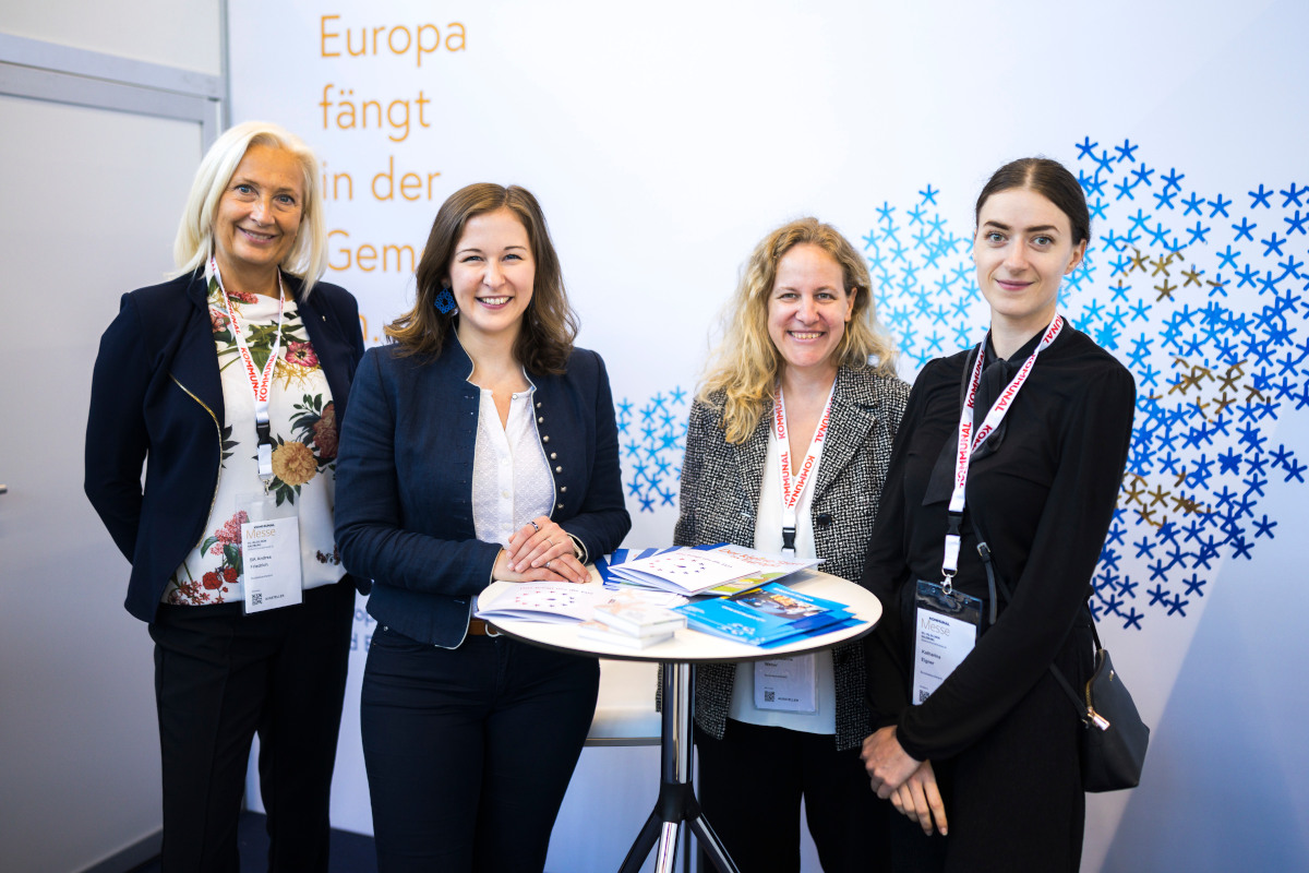 Claudia Bauer beim Informationsstand des Bundeskanzleramtes