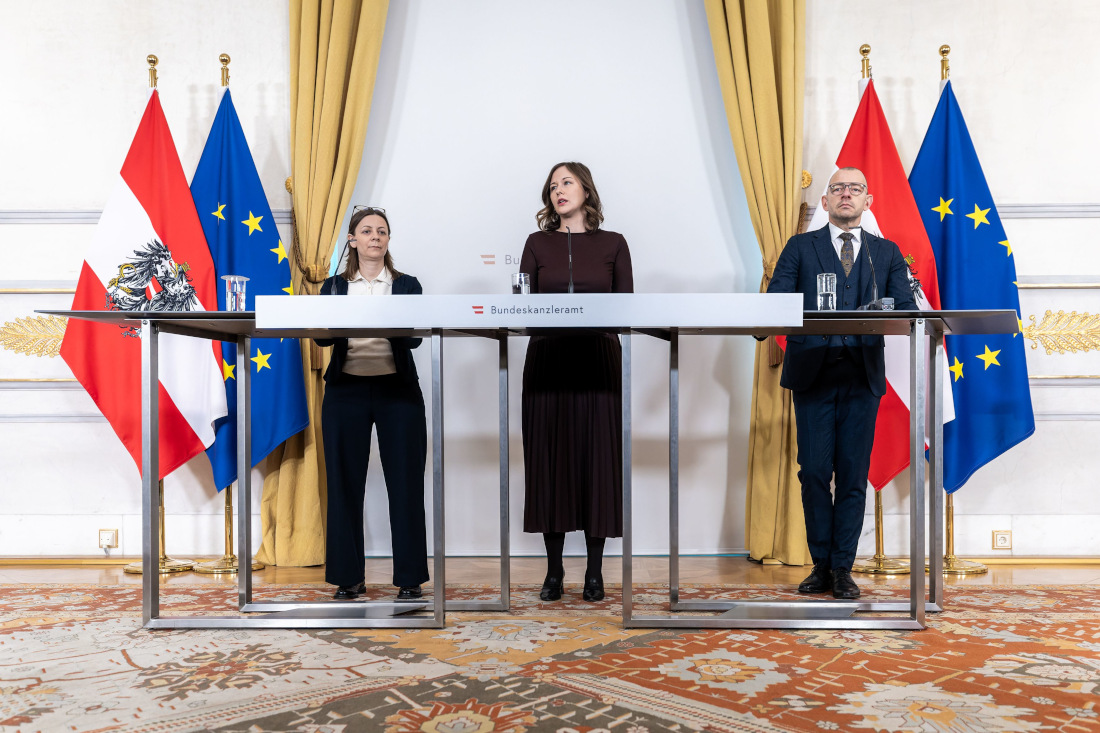 Bundesministerin Claudia Bauer, ÖIF-Direktor Roland Goiser und die Leiterin der Deutschkursförderung des ÖIF Carla Pirker bei einer Pressekonferenz
