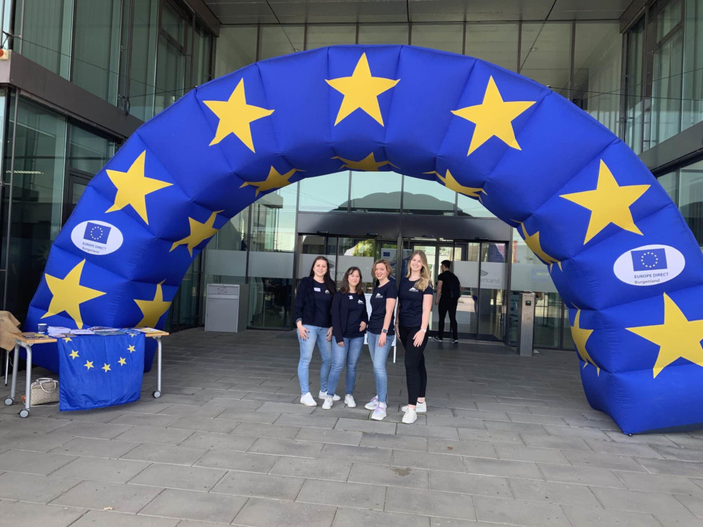 4 Damen stehen vor der FH Burgenland unter einem EU-Torbogen