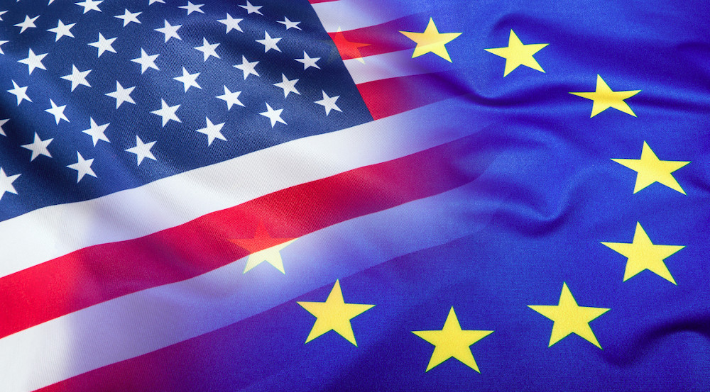 Flaggen der USA und der Europäischen Union