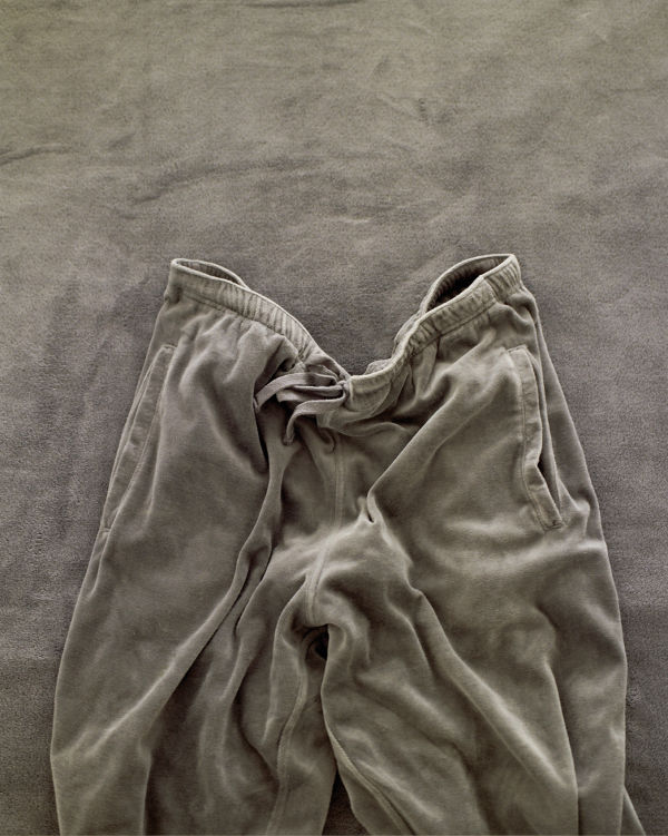 Still Life with Sweat Pants, 2012, analoger c-Print vom 6x7cm Farbnegativ (Fuji Pro 400H), auf Alu kaschiert, Bildmaße: 60 x 75cm, Rahmenmaße: 72 x 89cm