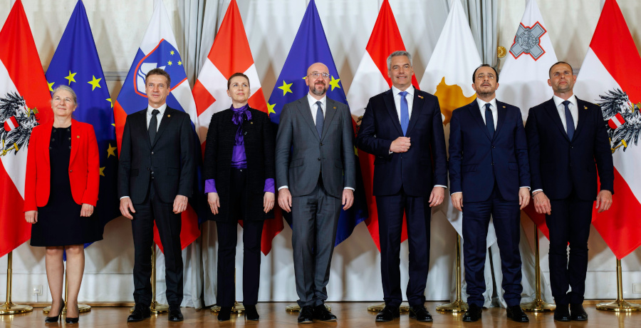 Gipfeltreffen zur "Strategic Agenda der EU": Im Bild (v.l.n.r.) Generalsekretärin des Rates Therese Blanchet, Ministerpräsident Slowenien Robert Golob, die dänische Ministerpräsidentin Mette Frederiksen, EU-Ratspräsident Charles Michel, Bundeskanzler Karl Nehammer, Zyperns Präsident Nikos Christodoulidis und Premierminister der Republik Malta Robert Abela