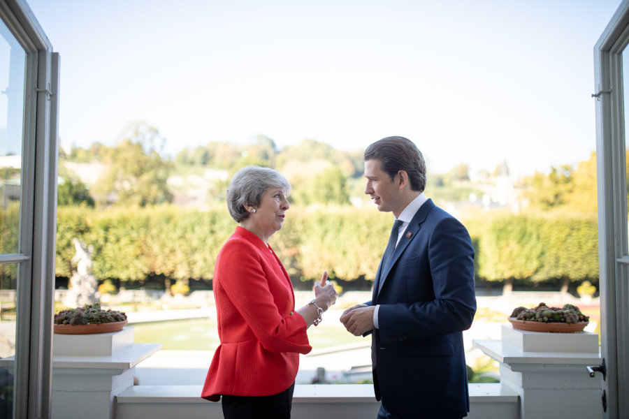Bundeskanzler Sebastian Kurz mit der Premierministerin des Vereinigten Königreichs Theresa May © BKA/Jakob Glaser