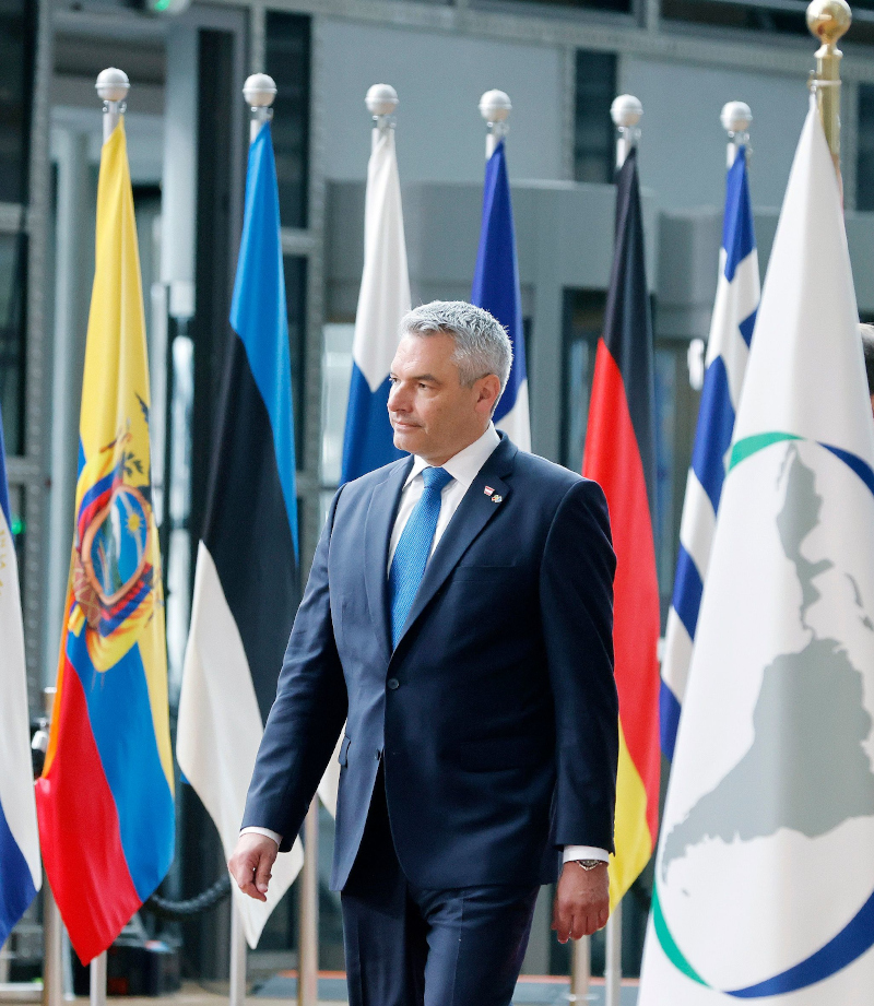 Bundeskanzler Nehammer schreitet vor Fahnen der Länder beim EU-Lateinamerika Gipfel entlang. Foto: BKA/Dragan Tatic
