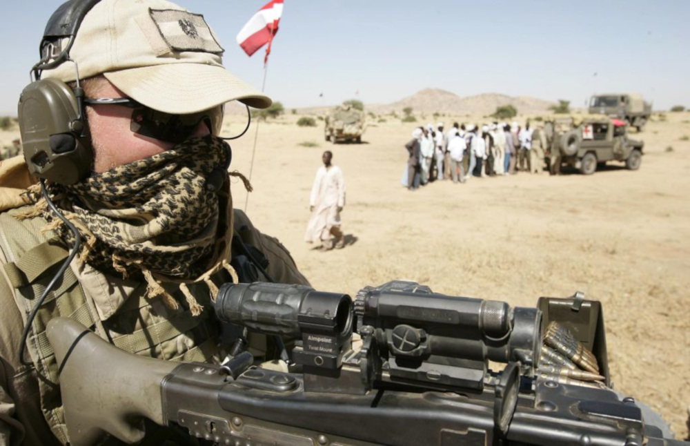 Österreichischer Soldat während der EUFOR-Mission im Tschad