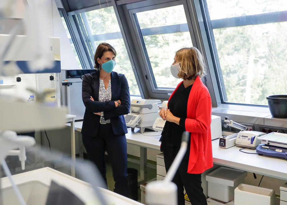 Bundesministerin Karoline Edtstadler im Institute of Science and Technology (IST) Austria