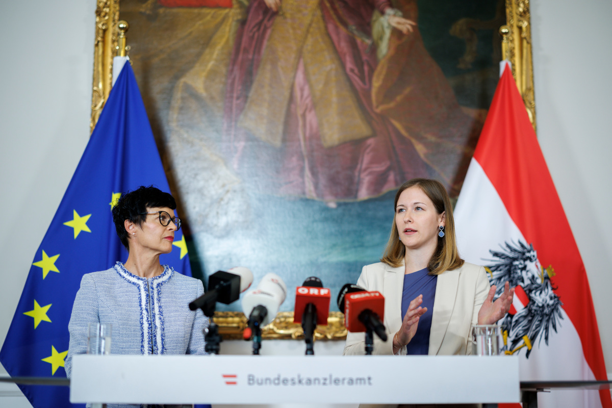 EU-Kommissarin Marta Kos und Europaministerin Claudia Plakolm beim Pressetermin