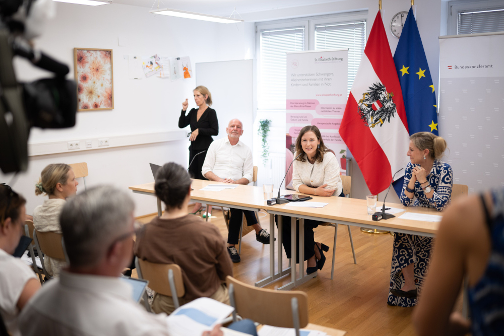 Foto: Bundesministerin Claudia Bauer bei einer Studienpräsentation. Im Bild mit ÖIF-Forschungskoordinator Olaf Kapella und der Geschäftsführerin der St. Elisabeth-Stiftung Nicole Meissner.