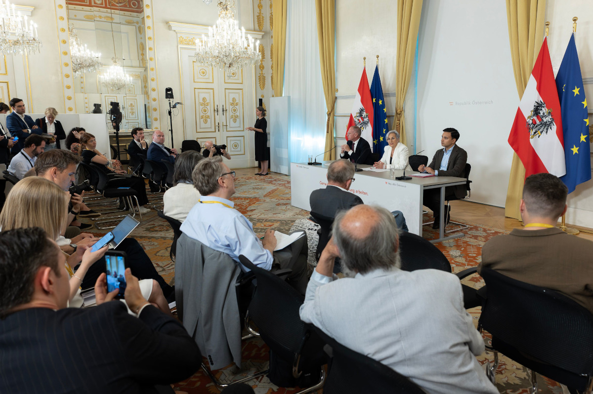 Foto: Bundesminister Gerhard Karner, Bundesministerin Anna Sporrer und Klubobmann Yannick Shetty bei einem Pressefoyer.