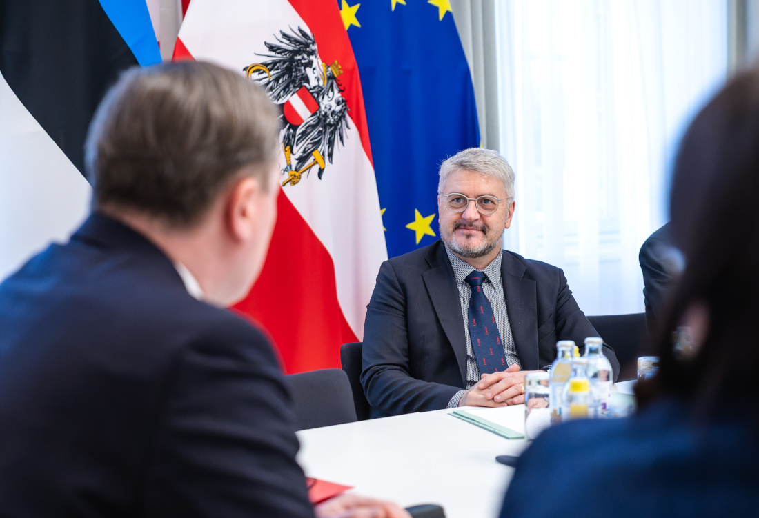 Der Nationale Sicherheitsberater Peter Vorhofer im Gespräch mit dem Botschafter Estlands in Österreich Arti Hilpus
