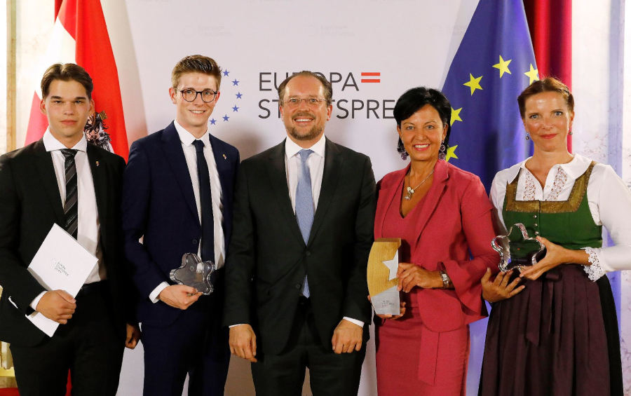 Bundesminister Alexander Schallenberg mit Preistragenden des Europa-Staatspreises 2019 