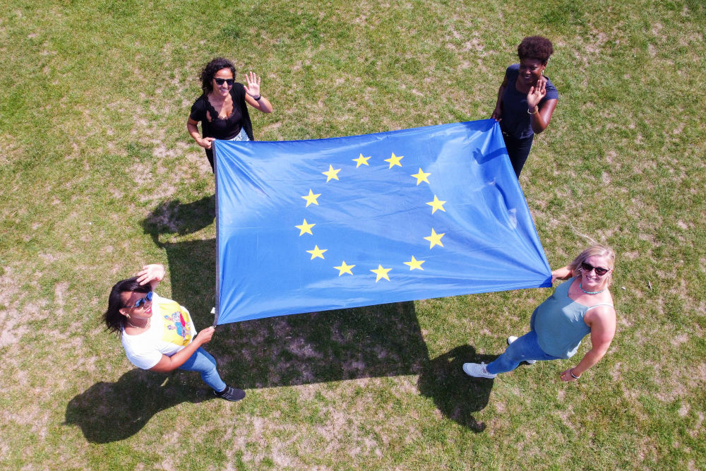 Frauen mit der Flagge der Europäischen Union in einem Park