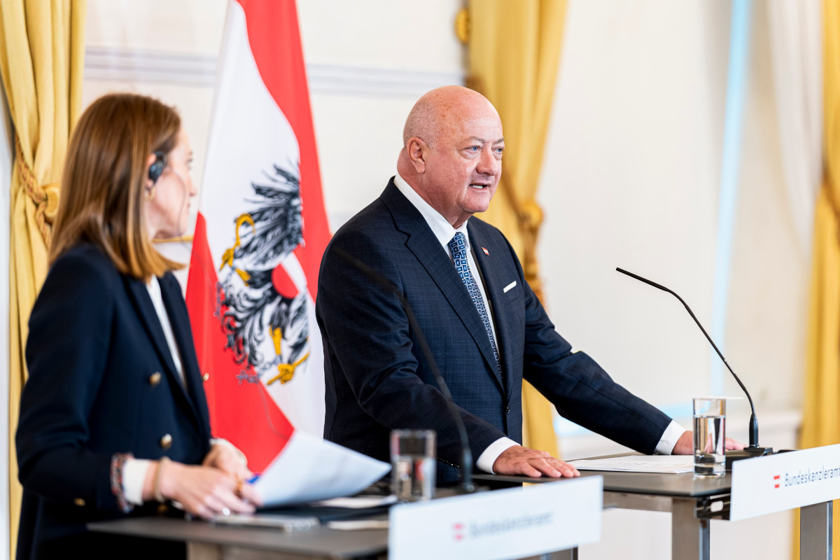 Bundeskanzler Chistian Stocker und die Präsidentin des Europäischen Parlaments Roberta Metsola bei einer Pressekonferenz