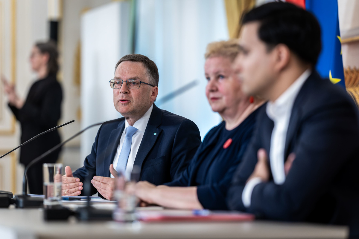August Wöginger, Korinna Schumann und Yannik Shetty beim Pressefoyer nach dem Ministerrat