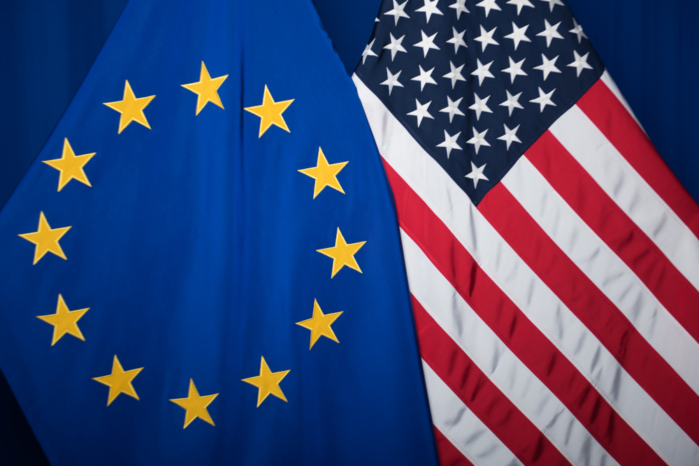 Flagge der Europäischen Union und der Vereinigten Staaten von Amerika
