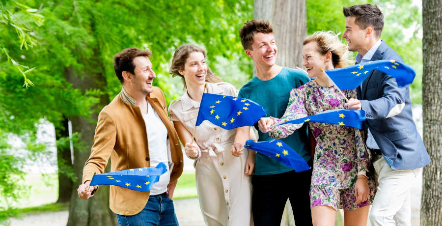 Eine Gruppe von Jugendlichen mit EU-Flaggen