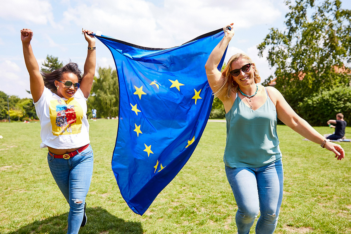 Zwei junge Damen mit der Europafahne