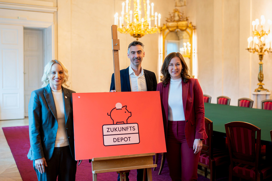 Gruppenfoto: Bundesministerin Claudia Bauer, Staatssekretärin Michaela Schmidt und NEOS-Kapitalmarktsprecher Christoph Pramhofer mit einem Plakat zum Thema Zukunftsdepot.