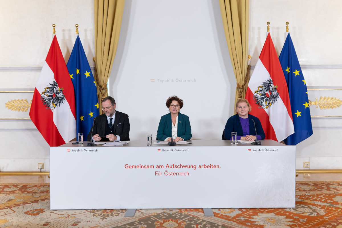 Staatssekretär Josef Schellhorn, Staatssekretärin Elisabeth Zehetner und Bundesministerin Korinna Schumann am Pressefoyer nach dem Ministerrat.