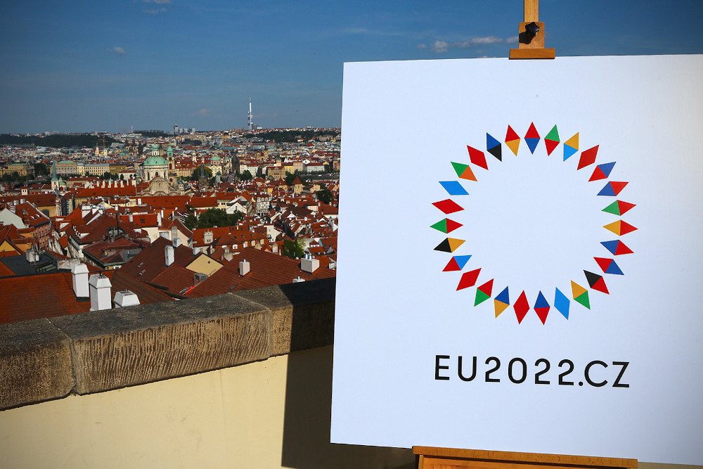 Logo des Tschechischen EU-Ratsvorsitzes 2022 mit Prag im Hintergrund