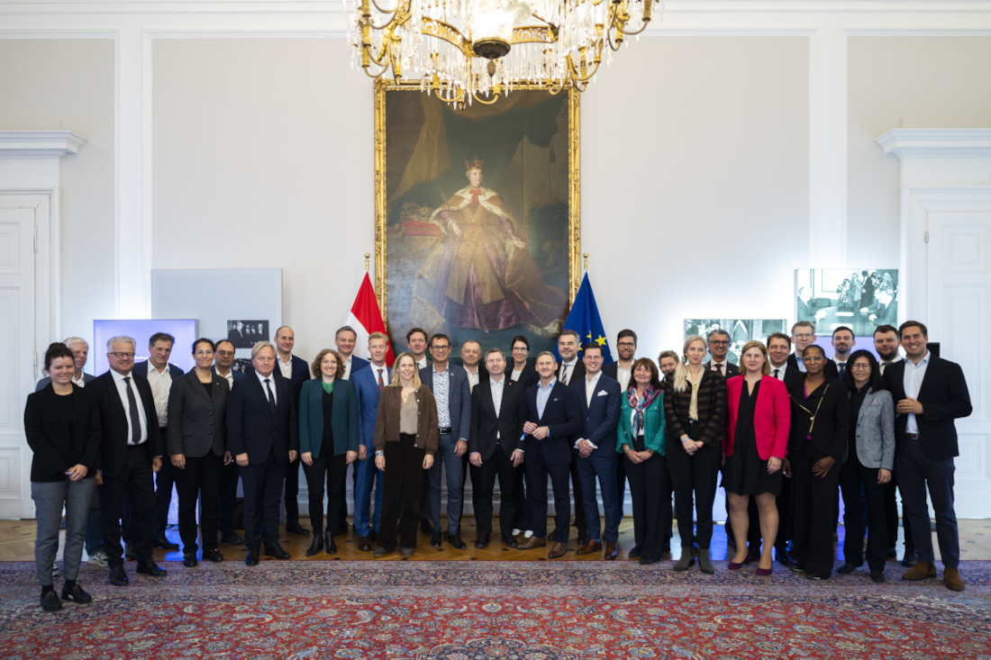 Gruppenfoto: Teilnehmerinnen und Teilnehmer des Kick-off der DKO-Wirtschaftsplattform im Bundeskanzleramt