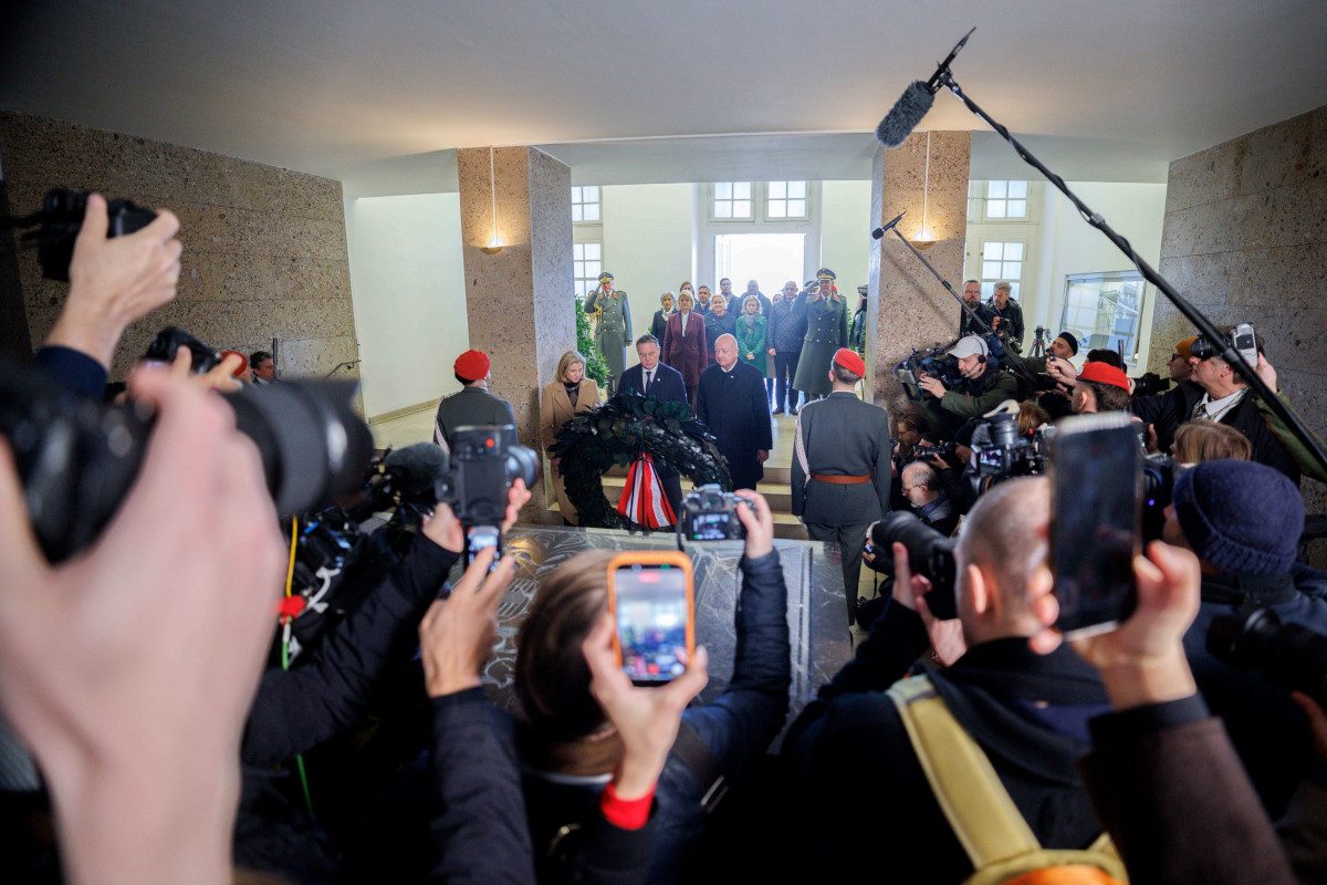 Christian Stocker, Andreas Babler und Beate Meinl-Reisinger bei der Kranzniederlegung am Heldenplatz