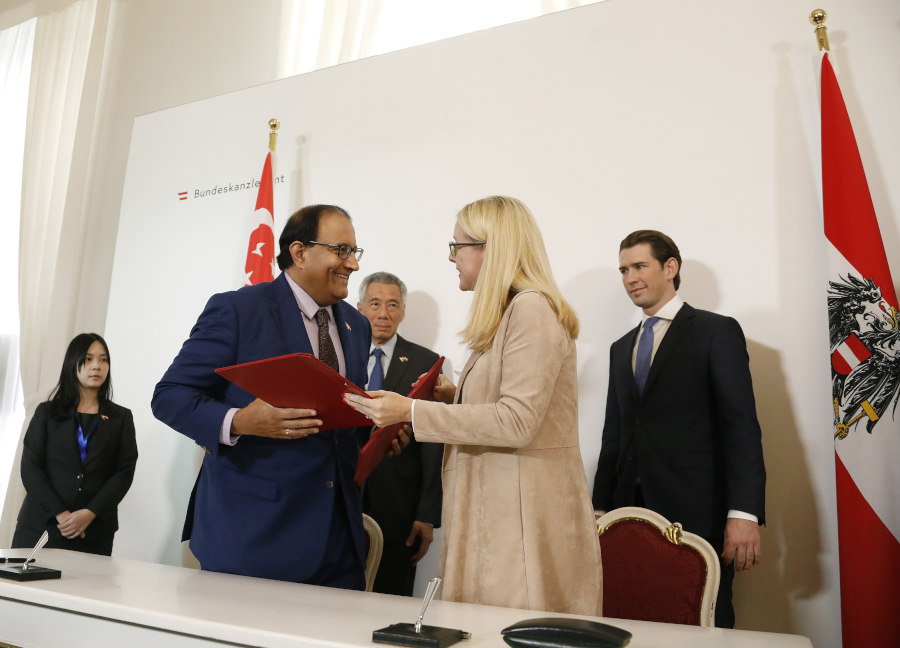 Bundesministerin Margarete Schramböck bei der Unterzeichnung des Memorandums © BKA/Dragan Tatic