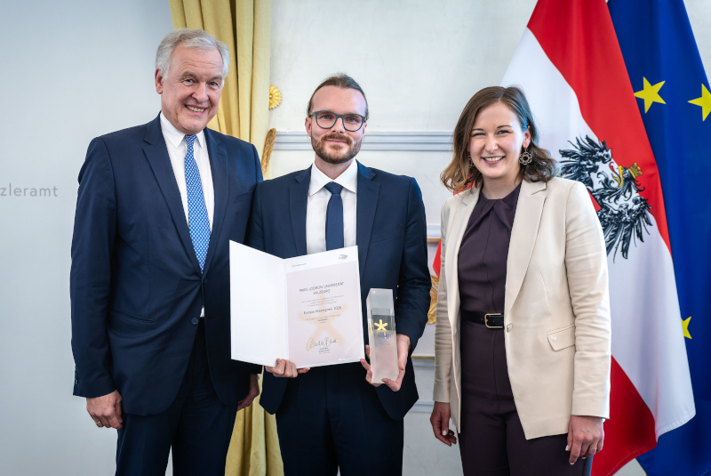 Preisträger des Europa-Staatspreis 2026 in der Kategorie "Europa erklären" mit Bundesministerin Claudia Bauer