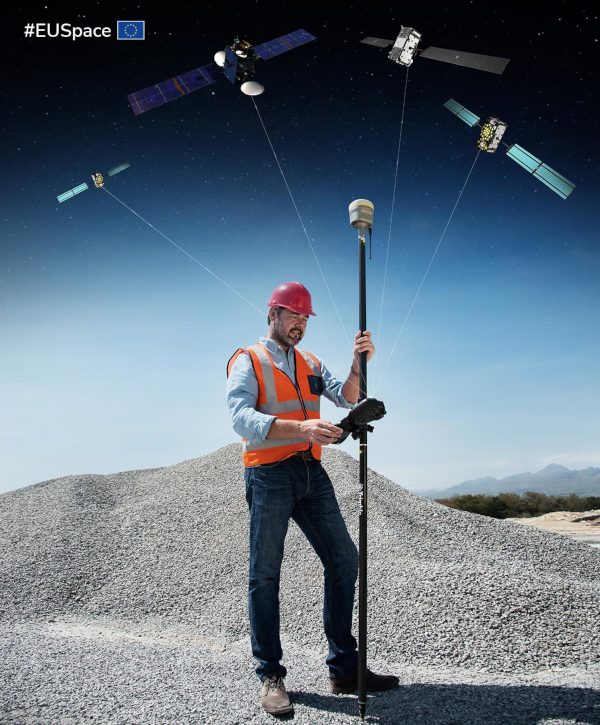 Techniker prüft Funkverbindung zu Navigationssystemen im Weltall