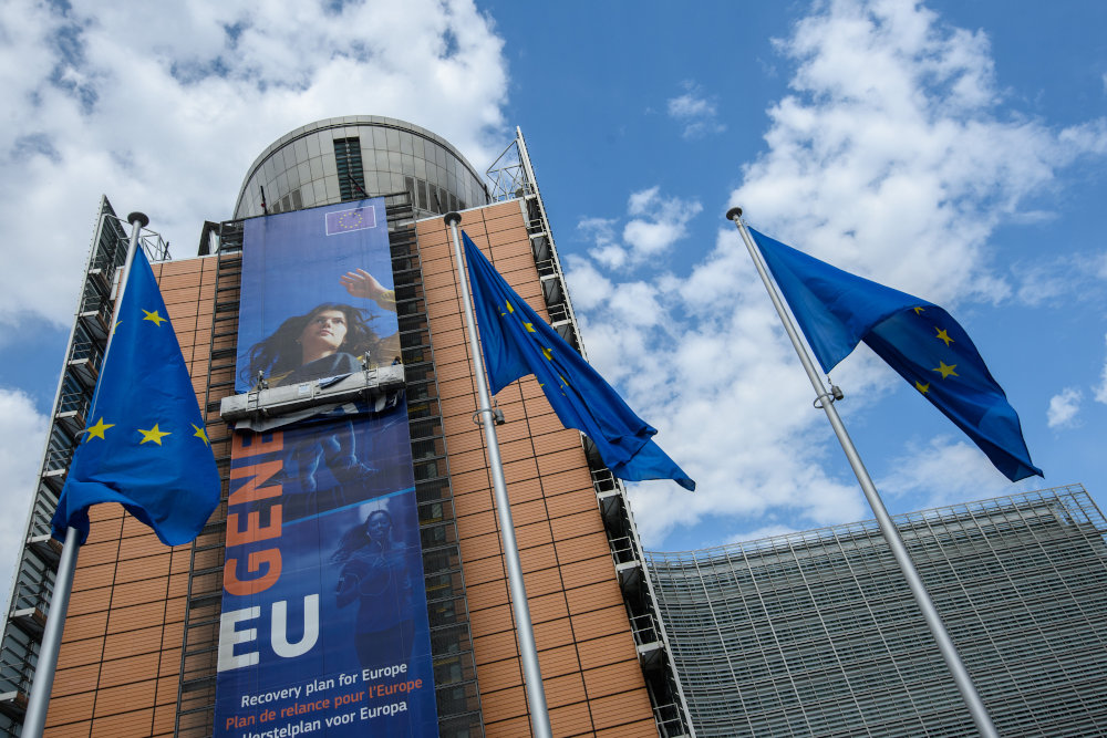 Next Generation EU Banner vor dem Berlaymont-Gebäude