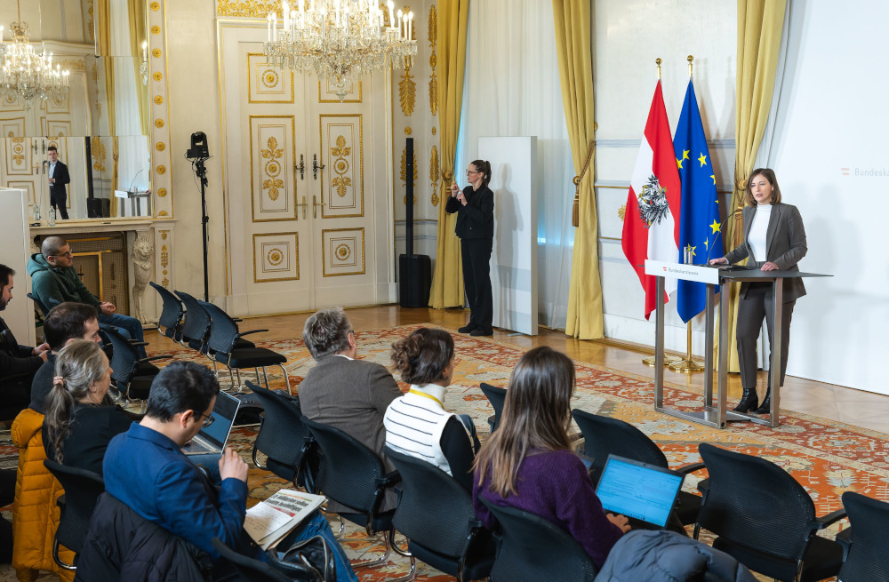 Bundesministerin Claudia Plakolm bei einer Pressekonferenz