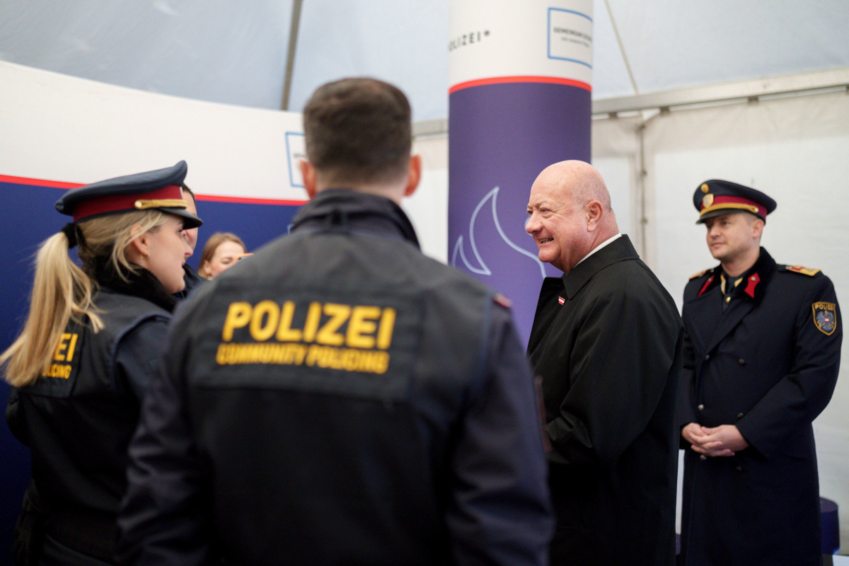 Christian Stocker im Gespräch mit Polizistinnen und Polizisten anlässlich des Nationalfeiertages 2026